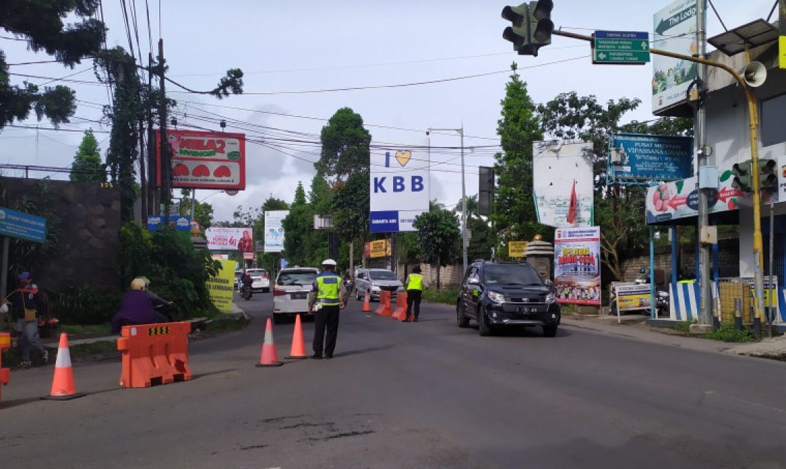 Arus Normal Kendaraan Di Lembang Bandung Jelang Malam Pergantian Tahun 2023