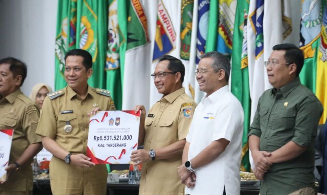 Kementerian Dalam Negeri Dan Kementerian Keuangan Memberikan Insentif Keuangan Kepada 50 Daerah.