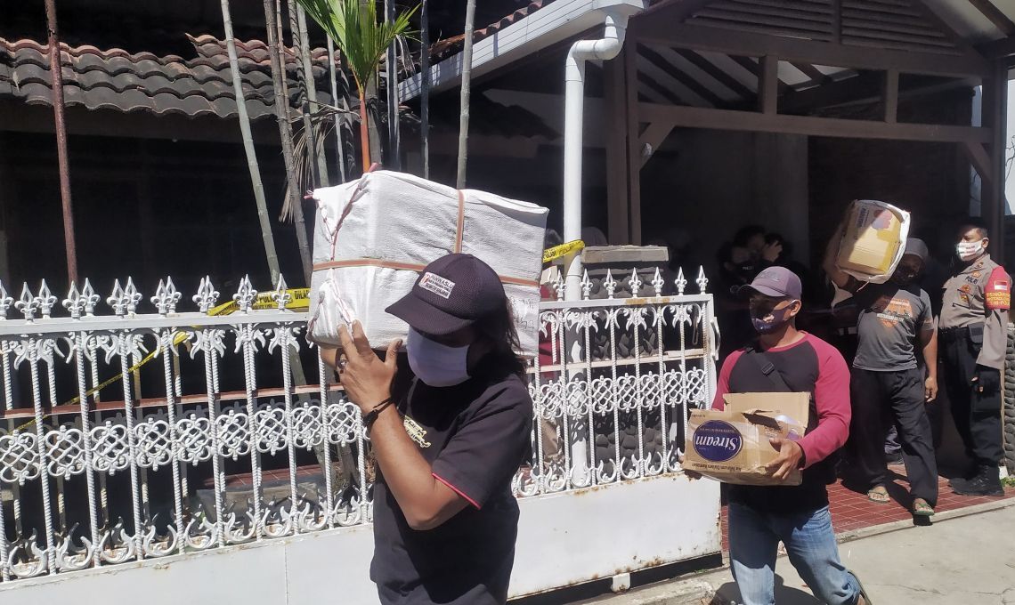 Polisi Menemukan 1,05 Juta Butir Obat Keras Di Sebuah Pabrik Di Bandung.